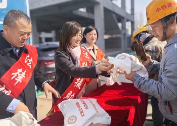 法援工地行 护“薪”又暖心——省市区三级法律援助机构联合赴工地开展法律援助“安心行动”
